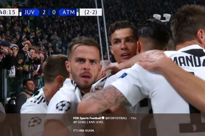 Megabintang Juventus, Cristiano Ronaldo (tengah), merayakan gol yang dicetak ke gawang Atletico Madrid dalam laga leg kedua babak 16 besar Liga Champions di Stadion Allianz, Selasa (12/3/2019).