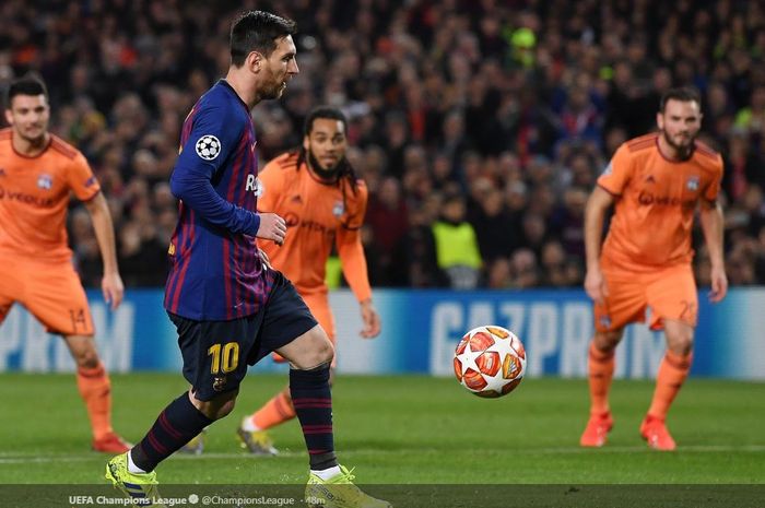 Megabintang Barcelona, Lionel Messi, mencetak gol penalti panenka dalam laga leg kedua babak 16 besar Liga Champions melawan Olympique Lyon di Stadion Camp Nou, Rabu (13/3/2019).