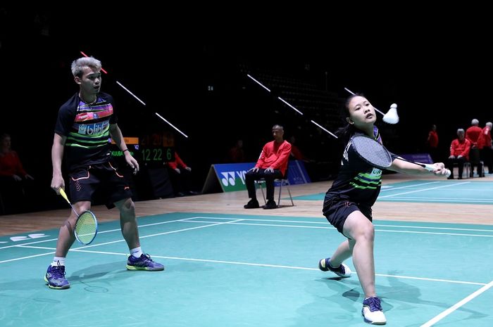 Pasangan ganda campuran Indonesia, Rinov Rivaldy/Pitha Haningtyas Mentari, mengembalikan kok ke arah Ronald/Annisa Saufika, pada babak kedua Swiss Open 2019 di St Jakobshalle, Kamis (14/3/2019).