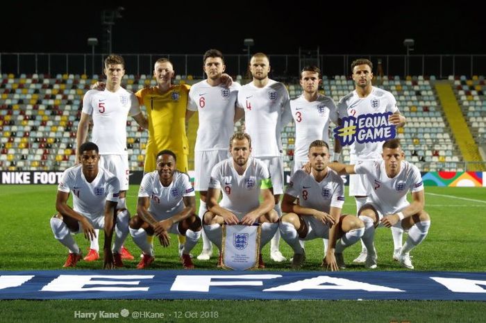 Striker Tottenham Hotspur, Harry Kane (tengah), bersama rekan-rekan timnas Inggris.