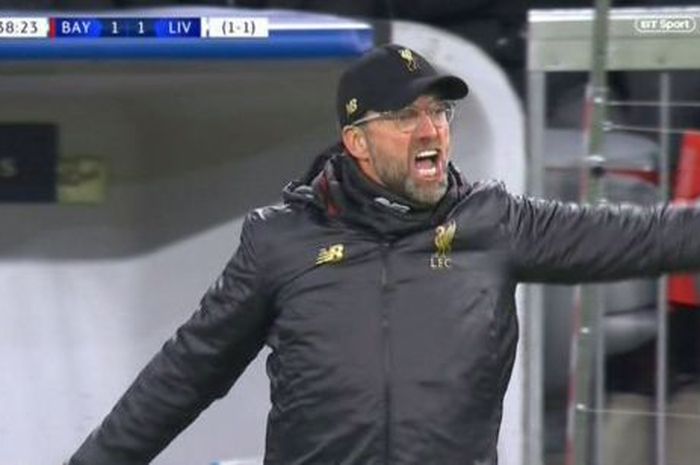 Pelatih Liverpool, Juergen Klopp, murka melihat pemainnnya membuat kesalahan dalam partai melawan Bayern Muenchen di Allianz Arena, Rabu (13/3/2019).