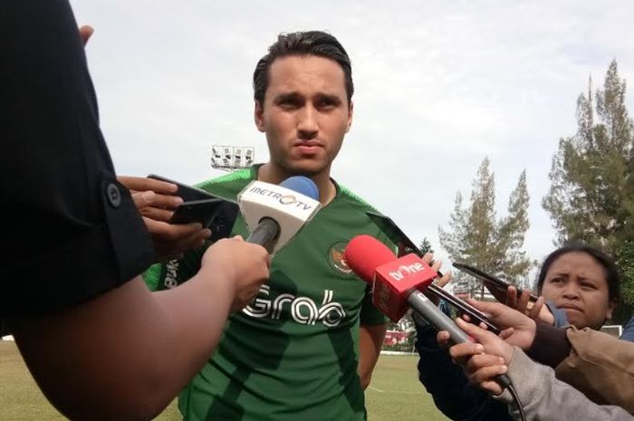 Penyerang, timnas U-23 Indonesia, Ezra Walian, di Lapangan ABC, Senayan, Jakarta Pusat, Kamis (14/3/2019)