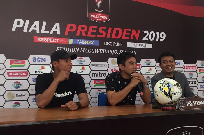 Pelatih PSS Sleman, Seto Nurdiantoro, memberikan komentar dalam jumpa pers di Stadion Maguwoharjo, Kamis (14/3/2019) sore.