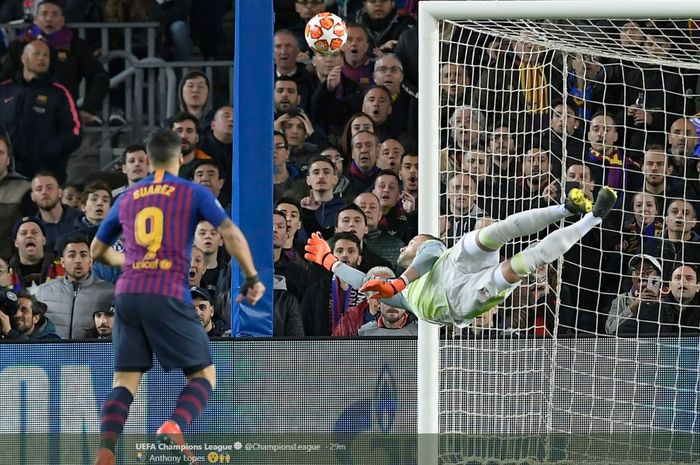 Kiper Olympique Lyon, Anthony Lopes, beraksi dalam laga leg kedua babak 16 besar Liga Champions melawan Barcelona di Stadion Camp Nou, Rabu (13/3/2019).