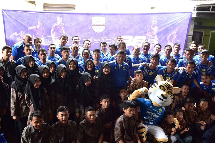 Persib Bandung merayakan ulang tahun ke-86 di Panti Asuhan An-Nisa Rosada, Bandung, Kamis (14/3/2019).