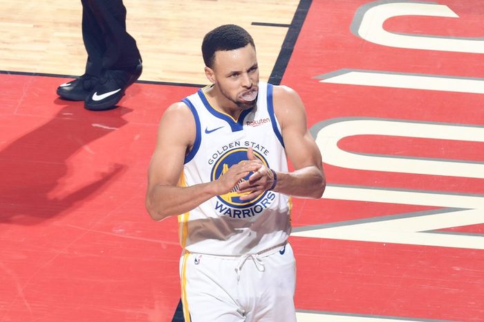 Pemain Golden State Warriors, Stephen Curry, dipastikan bakal absen membela timnya kala menjamu Dallas Maverick di oracle Arena, Sabtu (23/3/2019) malam waktu setempat.