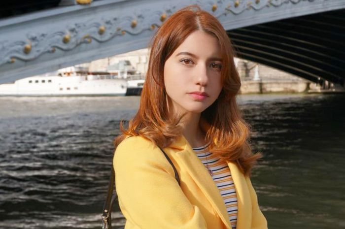 5 Gaya Modis Cassandra Lee dengan Outfit Stripes yang Chic Abis