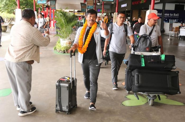 Pelatih Timnas U-23 Indonesia Indra Sjafri dan skuatnya tiba di Bandara Internasional I Gusti Ngurah Rai, Badung, Bali, Jumat (15/3). Timnas U-23 Indonesia akan melakoni laga uji coba kontra Bali United, Minggu (17/3//2019).