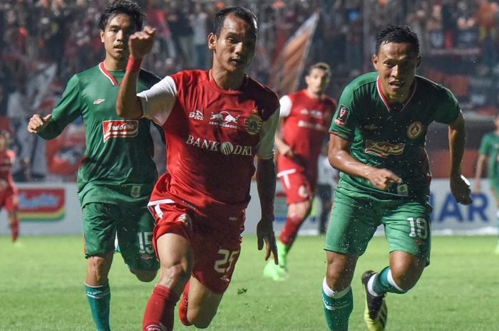 Winger Persija Jakarta, Riko Simanjuntak, Beraksi Melewati Adangan Pemain PSS Sleman di Laga Terakhir Fase Grup D Piala Presiden 2019.
