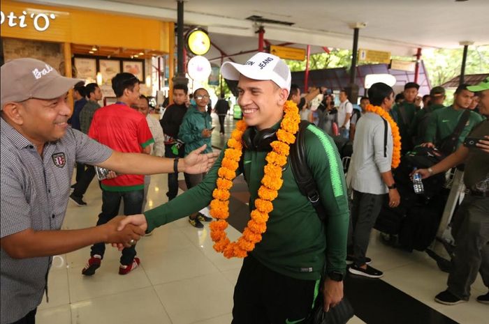 Pemain Timnas U-23 Indonesia Egy Maulana Vikri tiba di Bandara Internasional I Gusti Ngurah Rai, Badung, Bali, Jumat (15/3). Timnas U-23 Indonesia akan melakoni laga uji coba kontra Bali United, Minggu (17/3//2019).