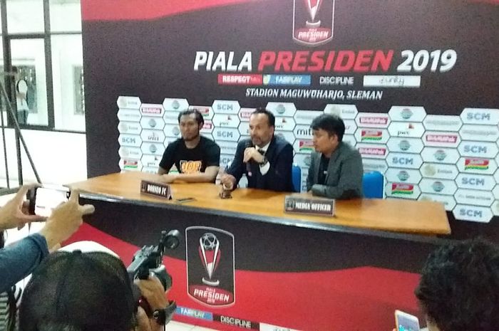 Pelatih Borneo FC, Fabio Lopez (kanan) pada sesi konferensi pers seusai laga kontra Madura United di Stadion Maguwoharjo, Jumat (15/3/2019).