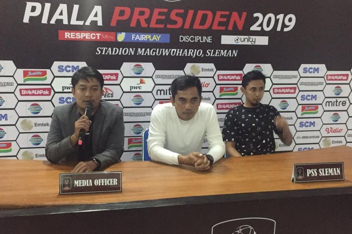 Pelatih PSS Sleman, Seto Nurdiantoro, ditemani kapten tim, Bagus Nirwanto, disesi jumpa pers pasca laga kontra Persija Jakarta di Stadion Maguwoharjo, Jumat (15/3/2019) malam.