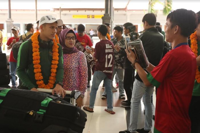 Pemain Timnas U-23 Indonesia Egy Maulana Vikri berfoto setelah tiba di Bandara Internasional I Gusti Ngurah Rai, Badung, Bali, Jumat (15/3). Timnas U-23 Indonesia akan melakoni laga uji coba kontra Bali United, Minggu (17/3//2019).