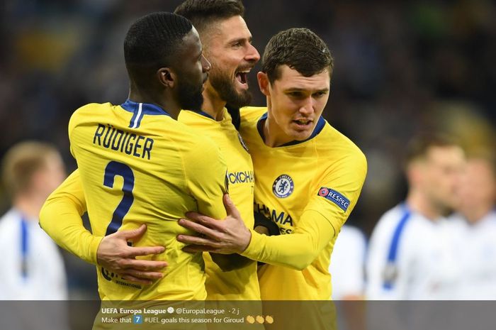 Striker Chelsea, Olivier Giroud (tengah), merayakan gol yang dicetak ke gawang Dynamo Kyiv dalam laga leg kedua babak 16 besar Liga Europa di Stadion NSK Olimpiyskyi, Kamis (14/3/2019).