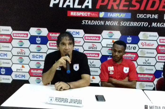 Pelatih dan Pemain Persipura Jayapura (Luciano Leandro dan Gunansar Mandowen) Memberikan Keterangan dalam Sesi Jumpa Pers Setelah Laga di Stadion Moch. Soebroto, Magelang, Sabtu (16/3/2019).