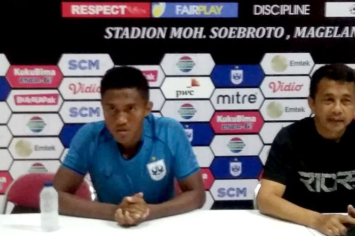 Pelatih PSIS Semarang, Jafri Sastra (kanan), saat konferensi pers sesuai laga melawan PSM Makassar di Stadion Moch. Soebroto, Sabtu (16/3/2019) 