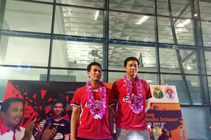 Ganda putra Indonesia, Mohammad Ahsan/Hendra Setiawan, dalam acara penyambutan di Bandar Soekarno-Hatta, Minggu (17/3/2019)