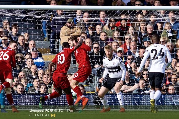 Penyerang Liverpool, Sadio Mane (kedua dari kiri), mencetak gol ke gawang Fulham dalam laga Liga Inggris di Stadion Craven Cottage, Minggu (17/3/2019).