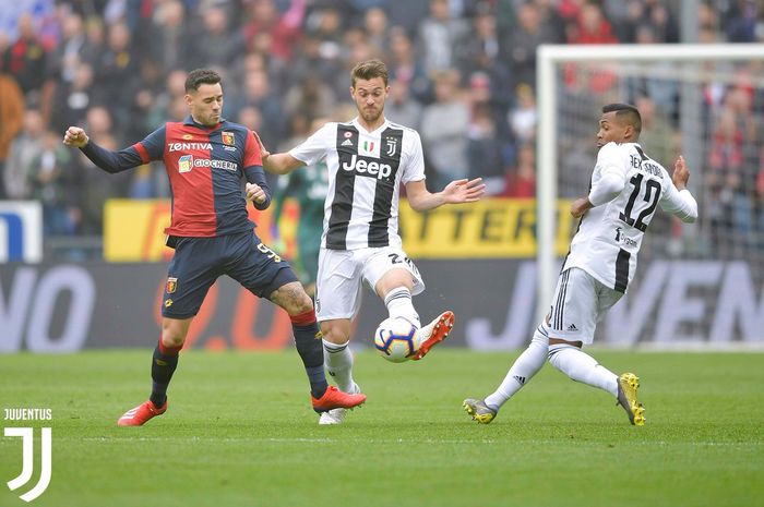 Bek Juventus, Daniele Rugani (tengah) berduel dengan pemain Genoa, Antonio Sanabria, dalam laga pekan ke-28 Liga Italia di Stadion Comunale Luigi Ferraris, Genoa, 17 Maret 2019. 