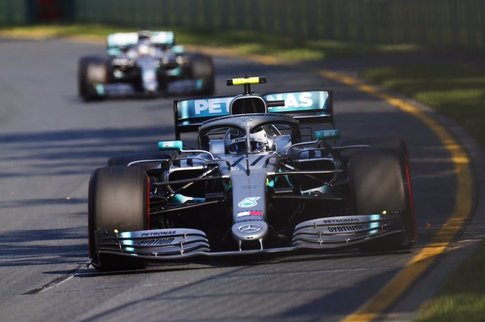 Valtteri Bottas (Mercedes) saat melaju di depan rekan setimnya sendiri, Lewis Hamilton, saat tampil pada sesi balapan F1 GP Australia 2019, Minggu (17/3/2019).