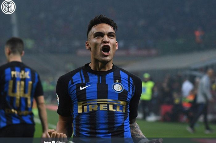Penyerang Inter Milan, Lautaro Martinez, merayakan gol ke gawang AC Milan dalam laga Liga Italia, Senin (18/3/2019), di Stadion San Siro, Milan.