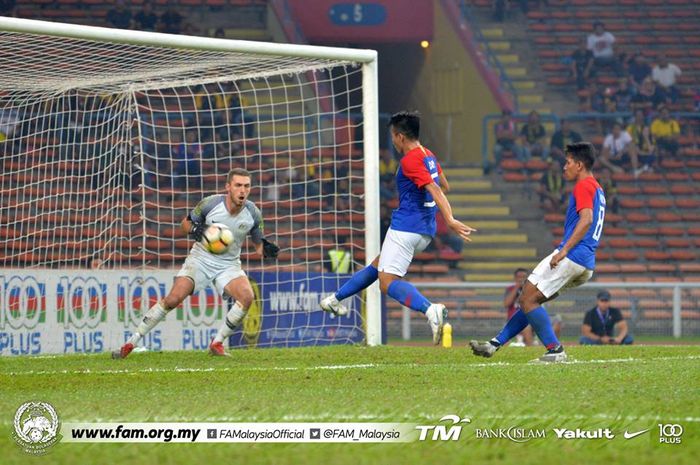 Aksi pemain timnas U-23 Malaysia, Nik Azli Nik Alias (tengah) saat melakukan sepakan ke arah gawang timnas U-23 Australia pada uji coba di Stadion Shah Alam, Selangor, 17 Maret 2019. 