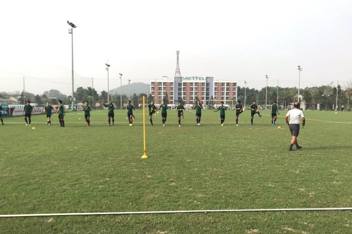 Timnas U-23 Indonesia menjalani latihan perdana di Viettel Sports Center, Hanoi, Vietnam, Selasa (19/3/2019).