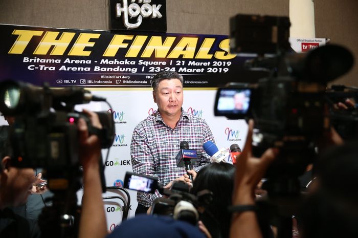 Direktur IBL, Hasan Gozali, menjawab pertanyaan wartawan seusai menggelar konferensi pers jelang final IBL Pertamax 2018-2019.