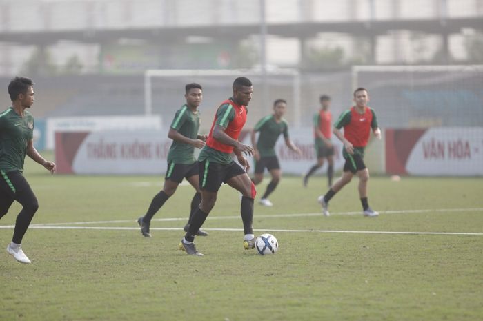 Suasana latihan timnas U-23 Indonesia di Lapangan Viettel, Hanoi, Vietnam, Selasa (19/3/2019).