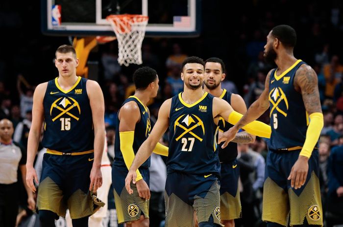 Tim Denver Nuggets melakukan selebrasi.