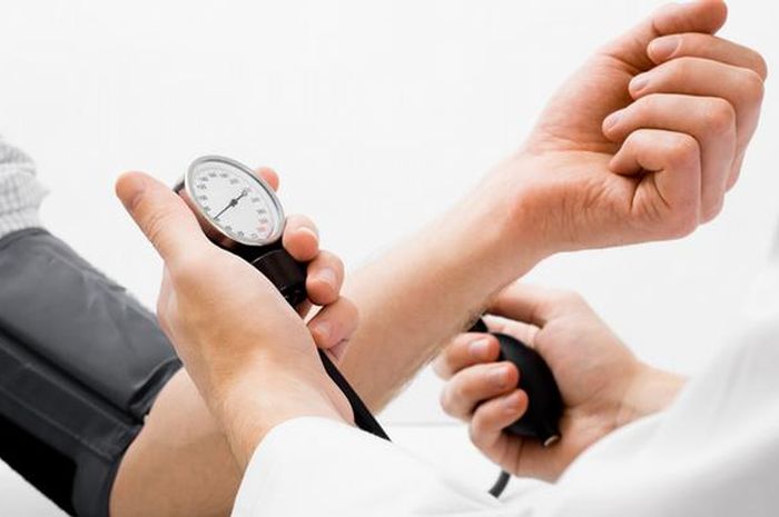 Waspadai tanda-tanda adanya tekanan darah tinggi yang dapat menimbulkan gangguan kesehatan.