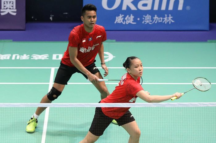 Pasangan ganda campuran Indonesia, Tontowi Ahmad/Winny Oktavina Kandow, saat menjalani pertandingan penyisihan Grup C melawan Sri Lanka pada Kejuaraan Beregu Campuran Asia 2019 di Queen Elizabeth Stadium, Wanchai, Hong Kong, Selasa (19/3/2019).