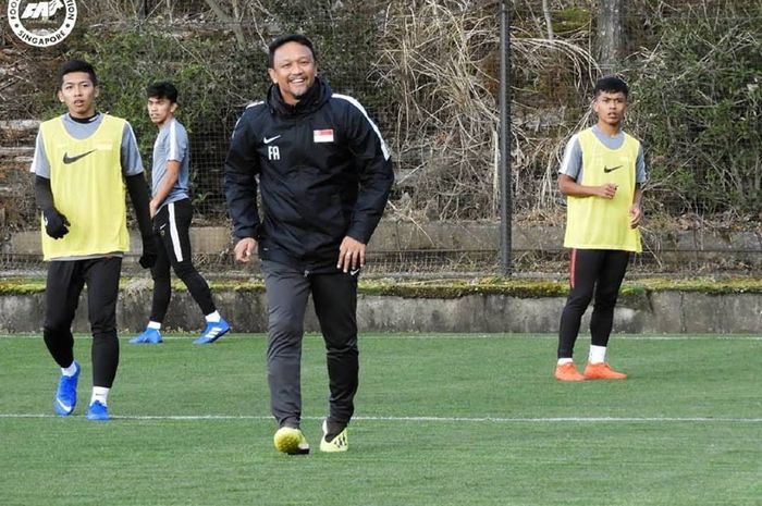 Pelatih timnas U-23 Singapura, Fandi Ahmad saat memimpin latihan anak asuhnya di Jepang.