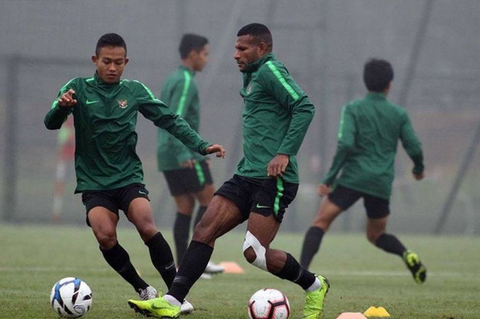 Penyerang Timnas U-23 Indonesia Marinus Wanewar dalam sesi latihan di Pusat Pelatihan VFF Young, Rabu (20/3/2019).