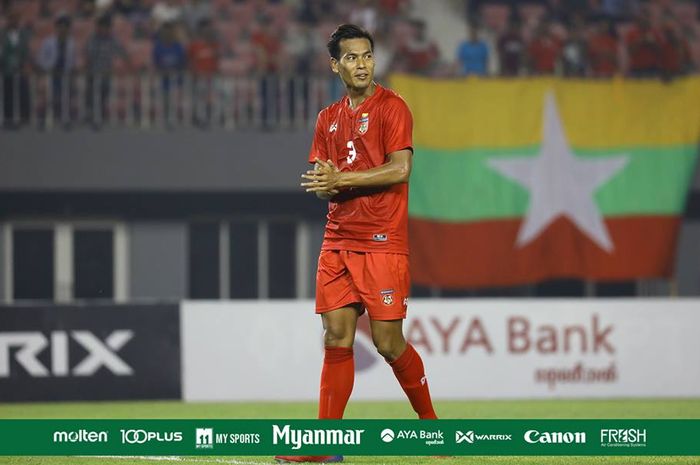 Bek timnas Myanmar, Zaw Min Tun saat menghadapi timnas Taiwan pada uji coba internasional di Stadion Mandalar Thiri, 19 Maret 2019. 