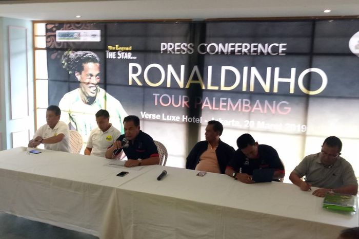 Ketua Panitia Ronaldinho Tour to Palembang Eddy Sofyan (ketiga dari kiri) menyampaikan keterangan dalam konferensi pres di Jakarta, Rabu (20/3/2019).