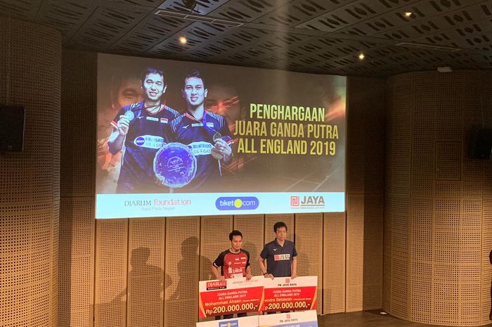 Pasangan ganda putra Indonesia, Mohammad Ahsan/Hendra Setiawan, berpose seusai secara simbolis menerima bonus dari klub mereka di Galeri Indonesia Kaya, Jakarta, Rabu (20/3/2019).