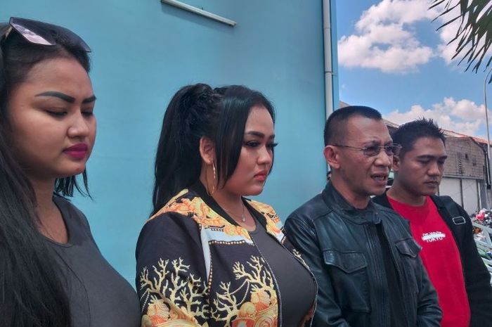 Clara Gopa Duo Semangka dan tim kuasa hukum saat ditemui Grid.ID di kawasan Tendean, Jakarta Selatan, Kamis (21/3/2019)