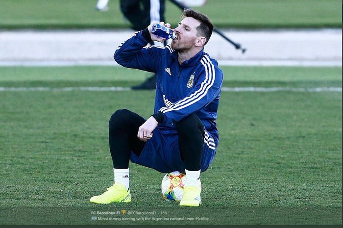 Lionel Messi dalam sesi latihan timnas Argentina.