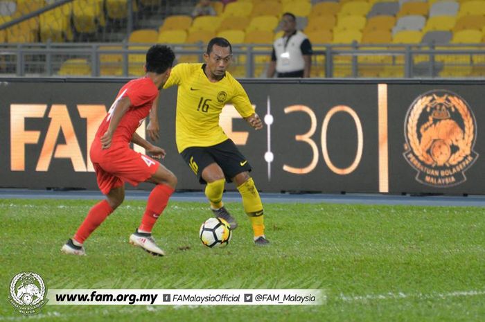 Penyerang timnas Malaysia, Syazwan Zainon (16) mencoba melewati hadangan bek timnas Singapura, Nazrul Nazari pada laga Airmarine Cup 2019 di Stadion Nasional Bukit Jalil, Kuala Lumpur, 20 Maret 2019.