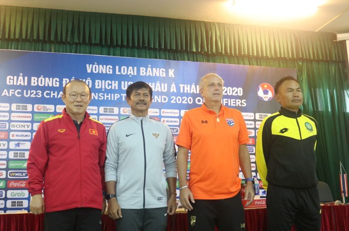 Pelatih timnas U-23 Indonesia Indra Sjafri berpose bersama Pelatih Vietnam Park Hang-Seo (ujung kiri), Pelatih Thailand Alexandra Gama (ke-2 dari kanan) dan Pelatih Brunei Darussalam Stephen Ng Heng Seng (kanan) saat jumpa pers Kualifikasi Piala Asia U23 2020.