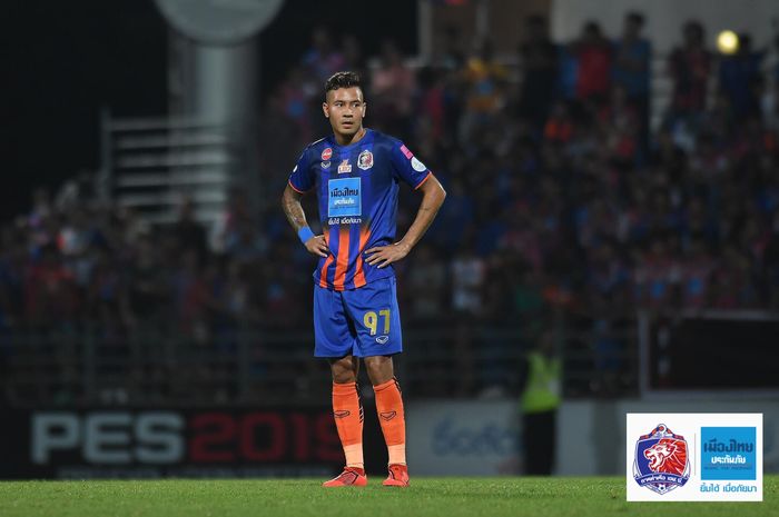 Bek timnas U-23 Thailand, Kevin Deeromram saat membela klubnya, Port FC pada laga Liga Thailand 1 2019 ketika menjamu Ratchaburi FC di Stadion PAT, Bangkok, 3 Maret 2019.