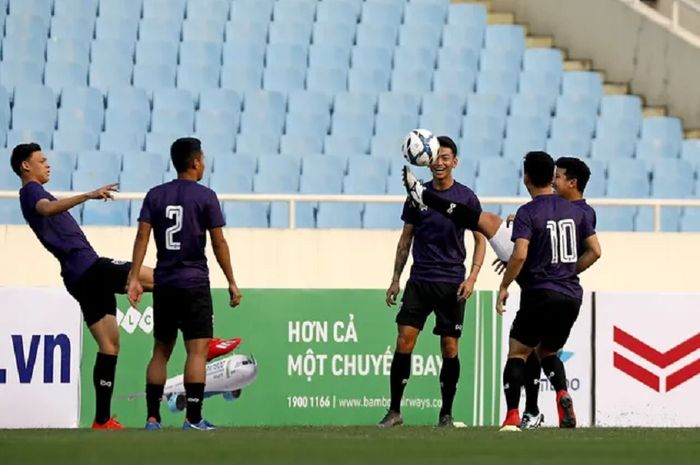 Para pemain Timnas U-23 Thailand berlatih santai menjelang duel kontra Timnas U-23 Indonesia dalam Kualifikasi Piala Asia U-23 2020 di Hanoi, Vietnam, Kamis (21/3/2019).