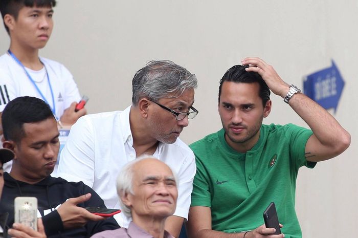 Ezra Walian berada di bangku penonton saat laga timnas U-23 Indonesia Vs Thailand