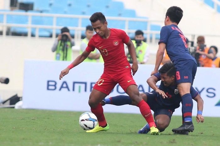 Winger Timnas U-23 Indonesia, Osvaldo Haay, mendapatkan pengawalan ketat dari dua pemain Thailand di laga kualifikasi Piala Asia U-23 2020.