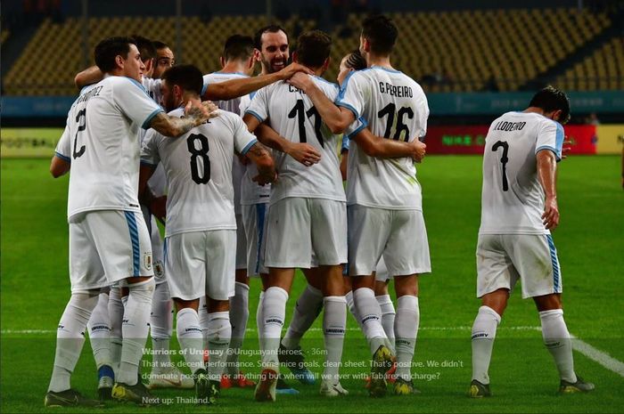 Para pemain timnas Uruguay merayakan gol ke gawang Uzbekistan dalam ajang China Cup 2019.