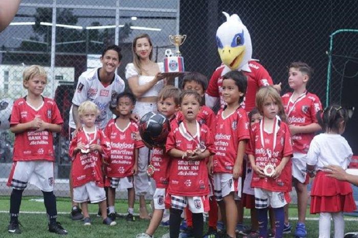 Penyerang Bali United, Irfan Bachdim, merasa senang dapat ikut merayakan hari jadi anaknya.
