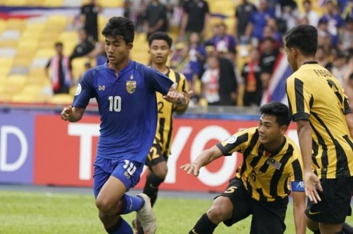 Suphanat Mueanta melewati pemain Malaysia saat pertandingan Timnas U16 Malaysia menghadapi Thailand di penyisihan Grup A UFC U16 pada Minggu (23/9/2018). 