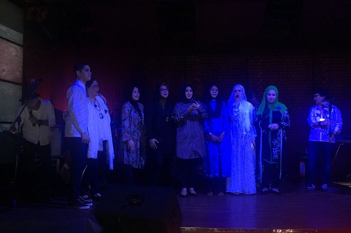 Mulan bernyanyi bersama Al Ghazali, Abdul Qadir Jaelani, dan Adhyaksa Dault di acara acara jaminan penangguhan penahanan Ahmad Dhani di Hotel Sultan, Jakarta Pusat, Sabtu (23/3/2019).
