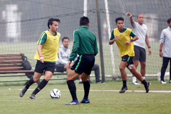 Ezra Walian (paling kiri)